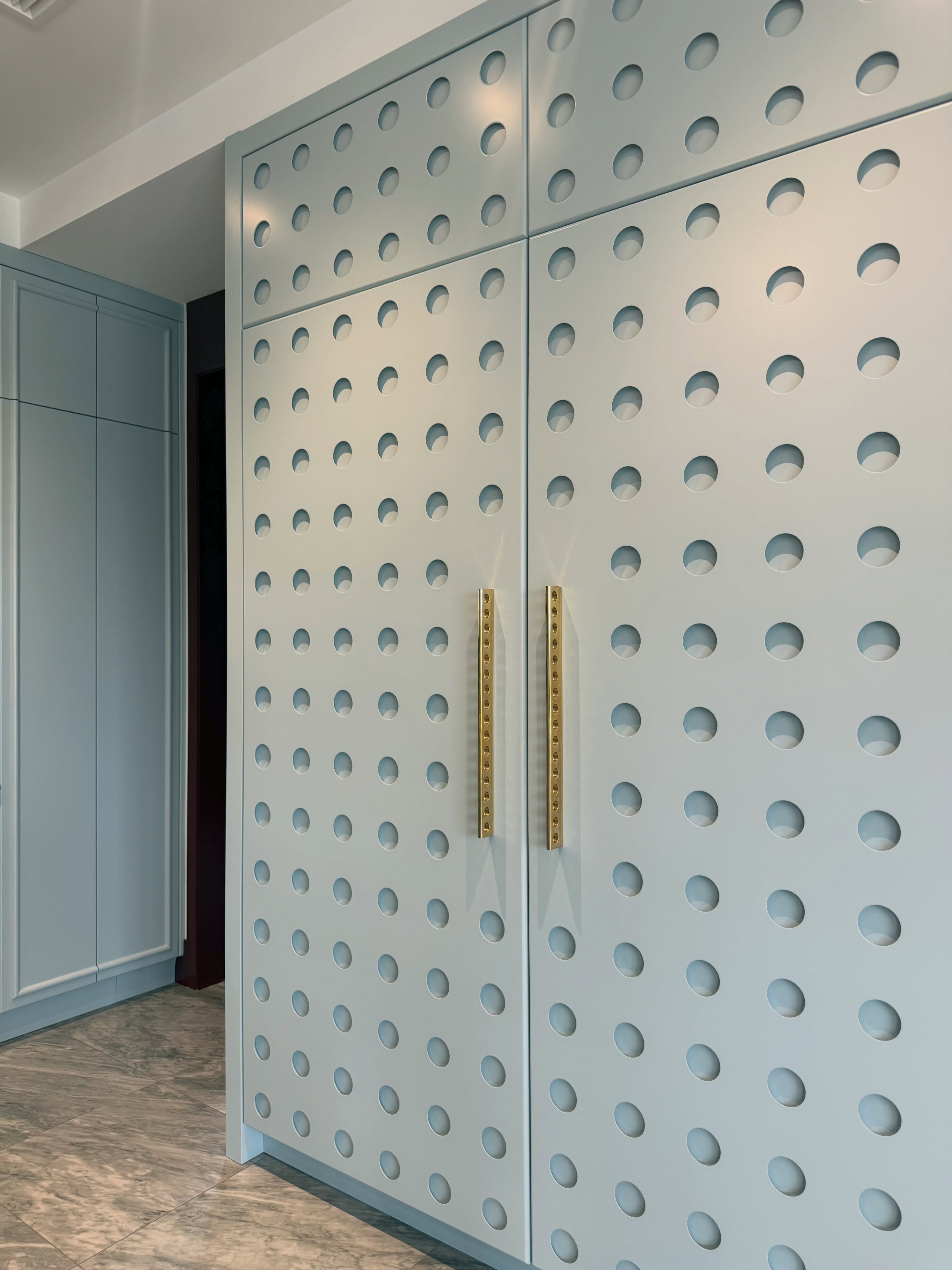A sculpted dressing room in Hewlett
